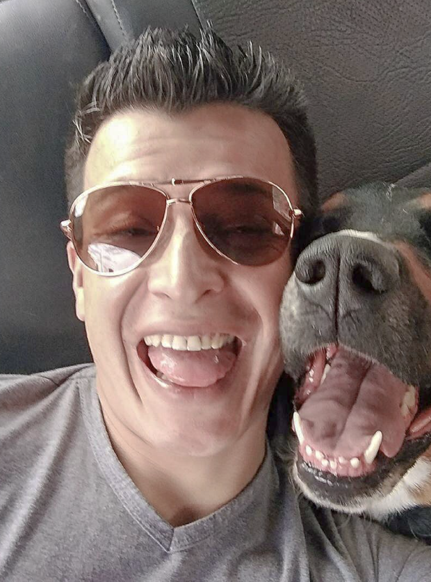 Momento de alegría con perro sonriente