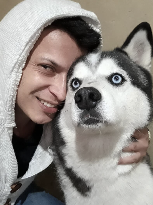 Fundador con su husky de ojos azules