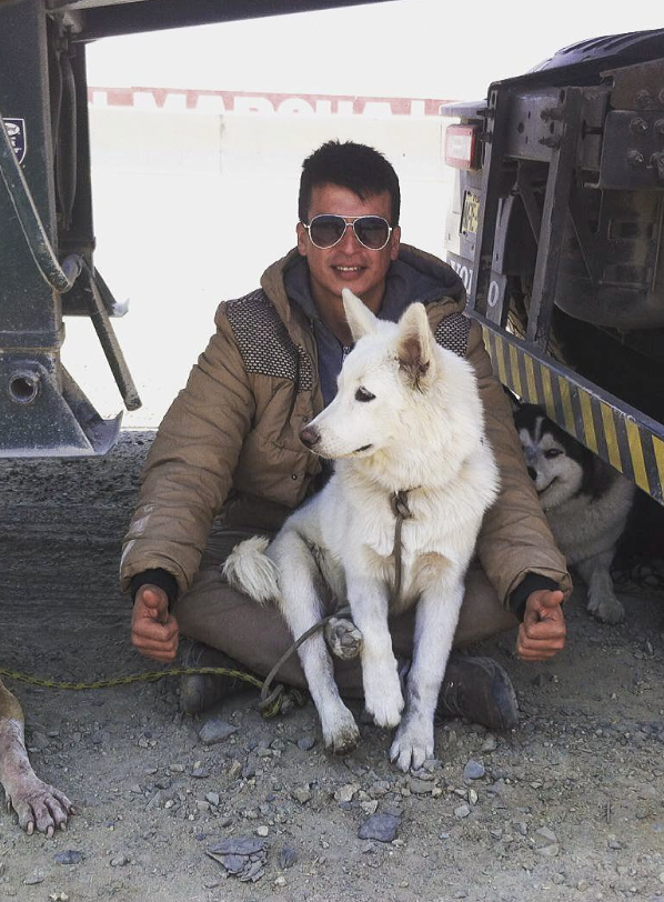 Fausto con perro blanco compañero