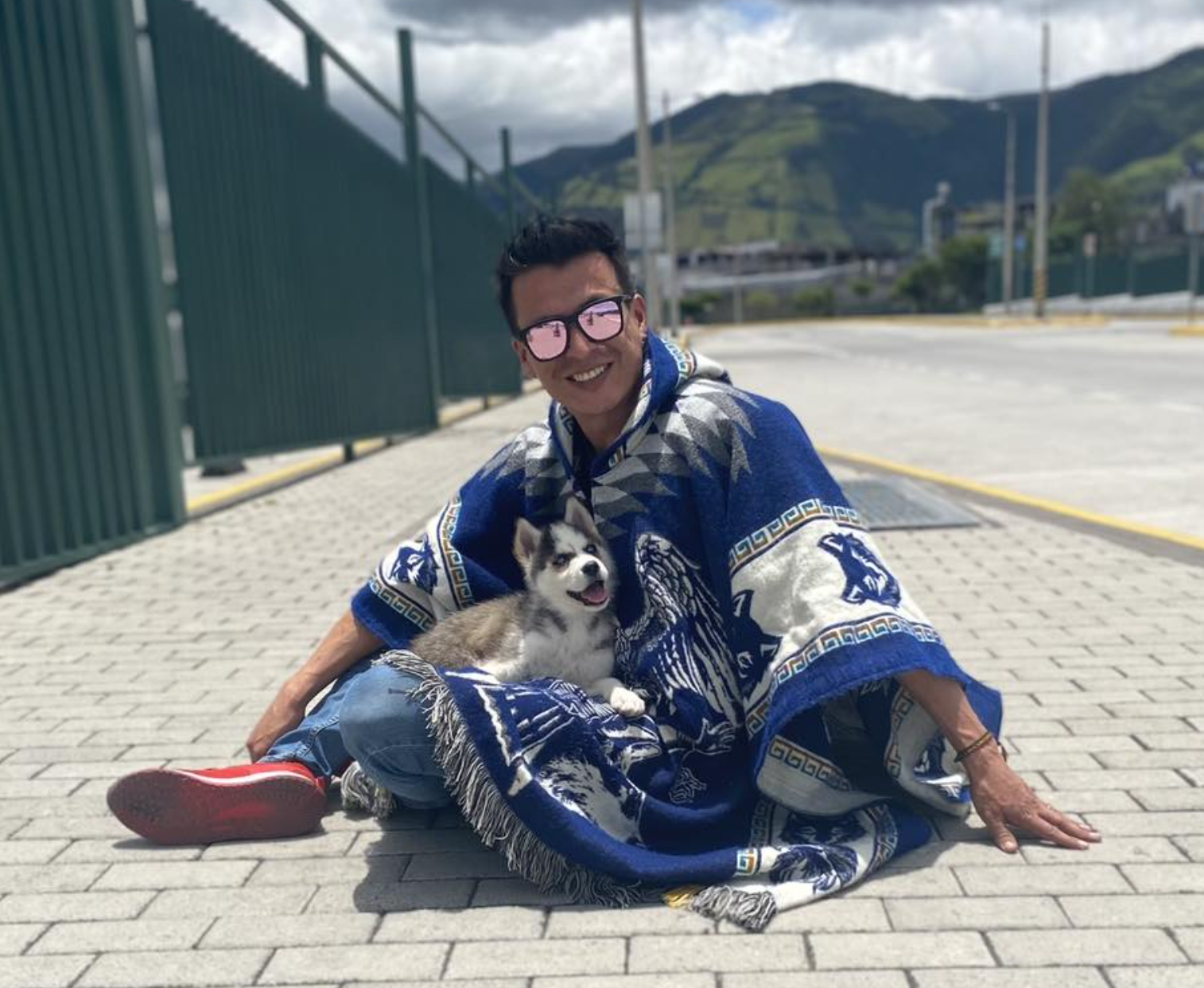 Fundador de Fausto y Zeus con cachorro husky